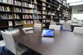 «Цифровая школьная библиотека Smart Life 15 ПАК» и 1 тележка для хранения и зарядки